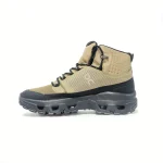 ON-ROCK-CAFE-STD_24 Botas On Cloud Rock verde militar, café con negro para hombre — impermeables, ligeras y cómodas, perfectas para trekking, caminatas urbanas o aventuras al aire libre.