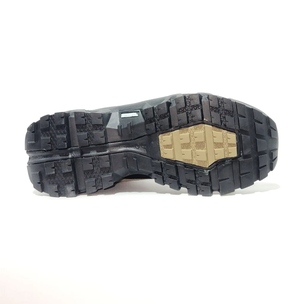 Botas On Cloudrock café claro con negro para hombre — impermeables, ligeras y cómodas, perfectas para trekking, caminatas urbanas o aventuras al aire libre. Venta en Colombia. Descuentos y ofertas explusivas.