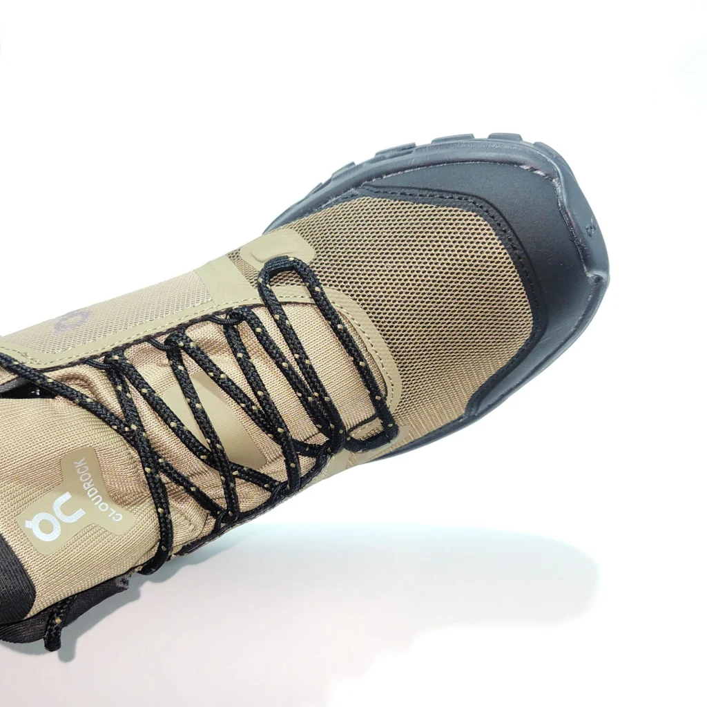 Botas On Cloudrock café claro con negro para hombre — impermeables, ligeras y cómodas, perfectas para trekking, caminatas urbanas o aventuras al aire libre. Venta en Colombia. Descuentos y ofertas explusivas.