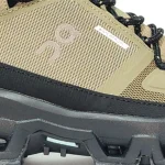 ON-ROCK-CAFE-STD_44 Botas On Cloud Rock verde militar, café con negro para hombre — impermeables, ligeras y cómodas, perfectas para trekking, caminatas urbanas o aventuras al aire libre.