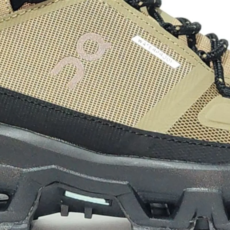 ON-ROCK-CAFE-STD_44 Botas On Cloud Rock verde militar, café con negro para hombre — impermeables, ligeras y cómodas, perfectas para trekking, caminatas urbanas o aventuras al aire libre.