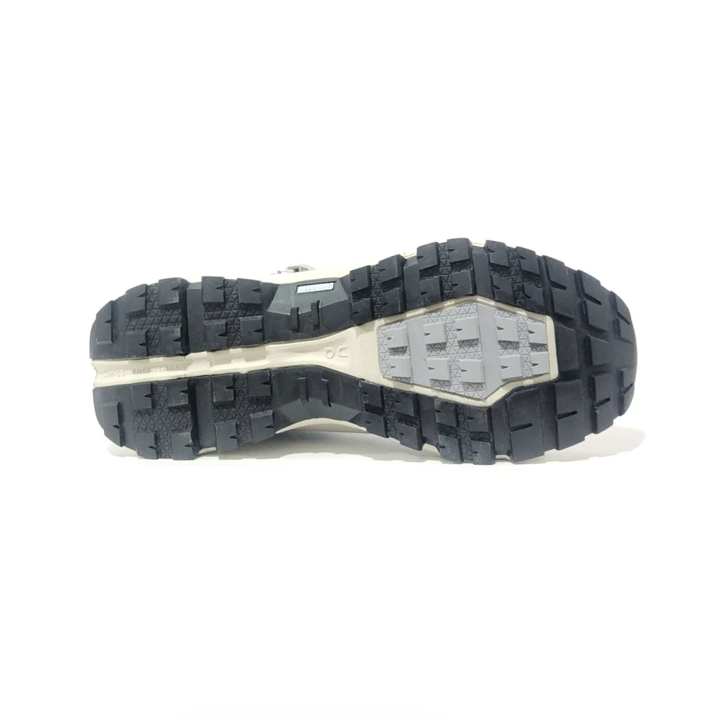 Botas On Cloudrock gris claro con negro para hombre — impermeables, ligeras y cómodas, perfectas para trekking, caminatas urbanas o aventuras al aire libre. Venta en Colombia. Descuentos y ofertas explusivas.