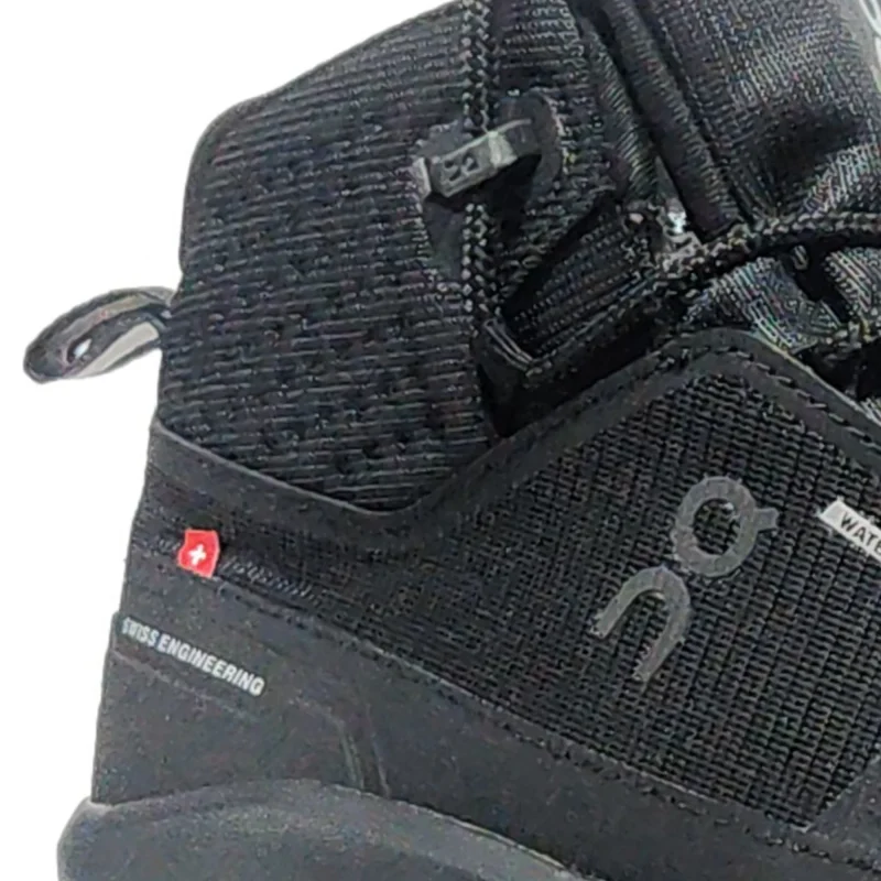 Botas On Cloudrock negras para hombre — impermeables, ligeras y cómodas, perfectas para trekking, caminatas urbanas o aventuras al aire libre. Venta en Colombia. Descuentos y ofertas explusivas.