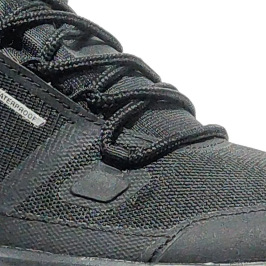 Botas On Cloudrock negras para hombre — impermeables, ligeras y cómodas, perfectas para trekking, caminatas urbanas o aventuras al aire libre. Venta en Colombia. Descuentos y ofertas explusivas.